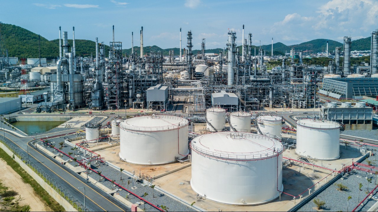 Oil refinery storage tanks – Dangote Refinery and Africa's Raw Material Bargain