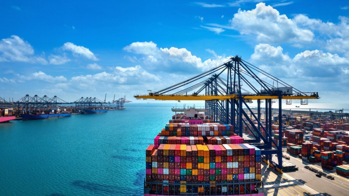 Container ship in harbour – The Trust Gap in African Trade